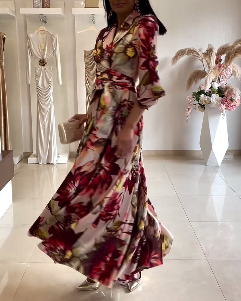 Kjole med blomstermønster med trekvart jakkeslag og snøring