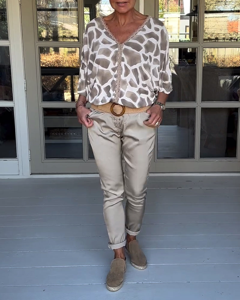 Elegant bluse med V-hals med flaggermusermer