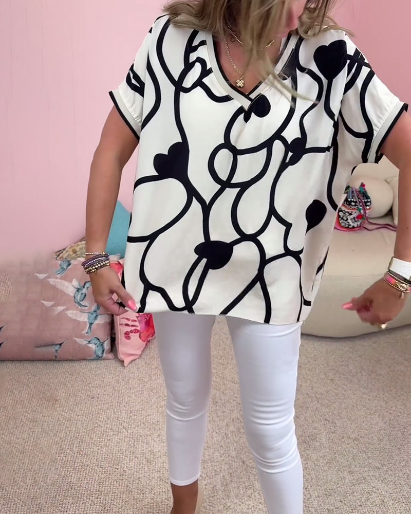 V-hals kortermet topp til hverdags med kontrasttrykk