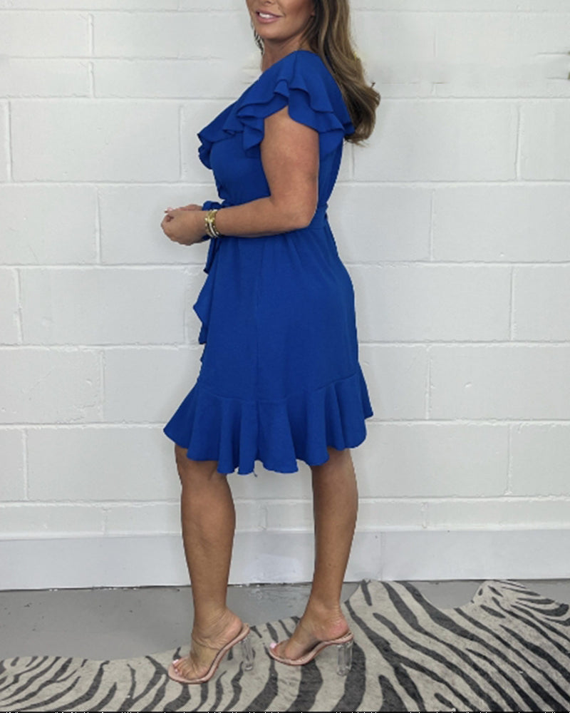 Volanger ensfarget kjole med V-hals