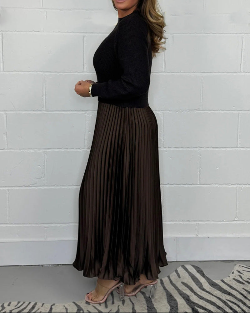 Uformell plissert kjole med patchwork i kontrastfarger