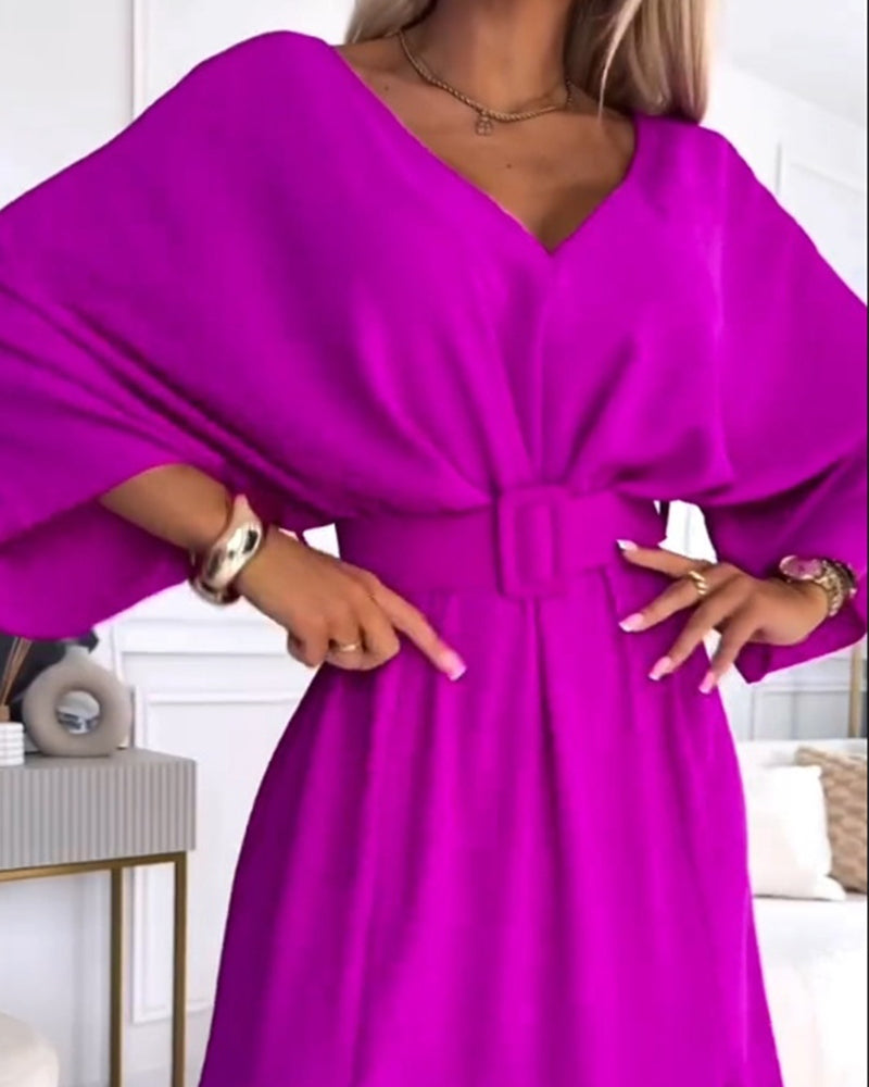 Elegant ensfarget langermet kjole med V-hals