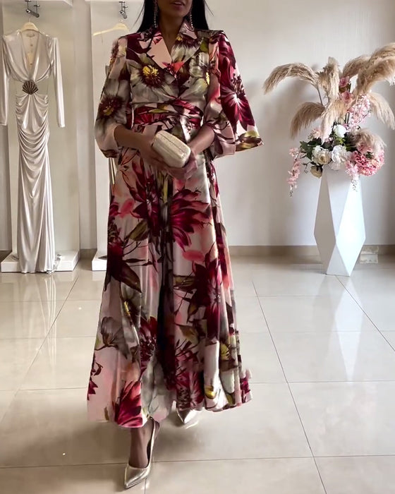 Kjole med blomstermønster med trekvart jakkeslag og snøring