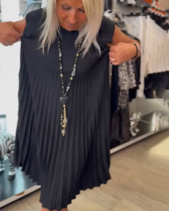 Ensfarget plissert uformell kjole med rund hals