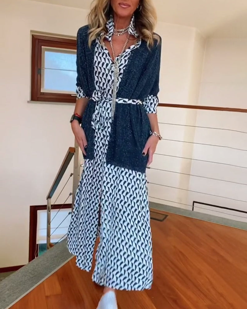Kjole med geometrisk trykk med jakkeslag og splitt