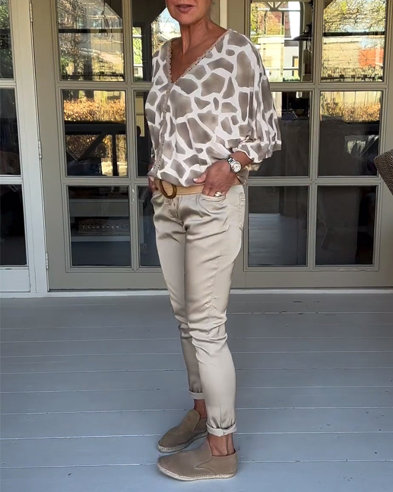 Elegant bluse med V-hals med flaggermusermer