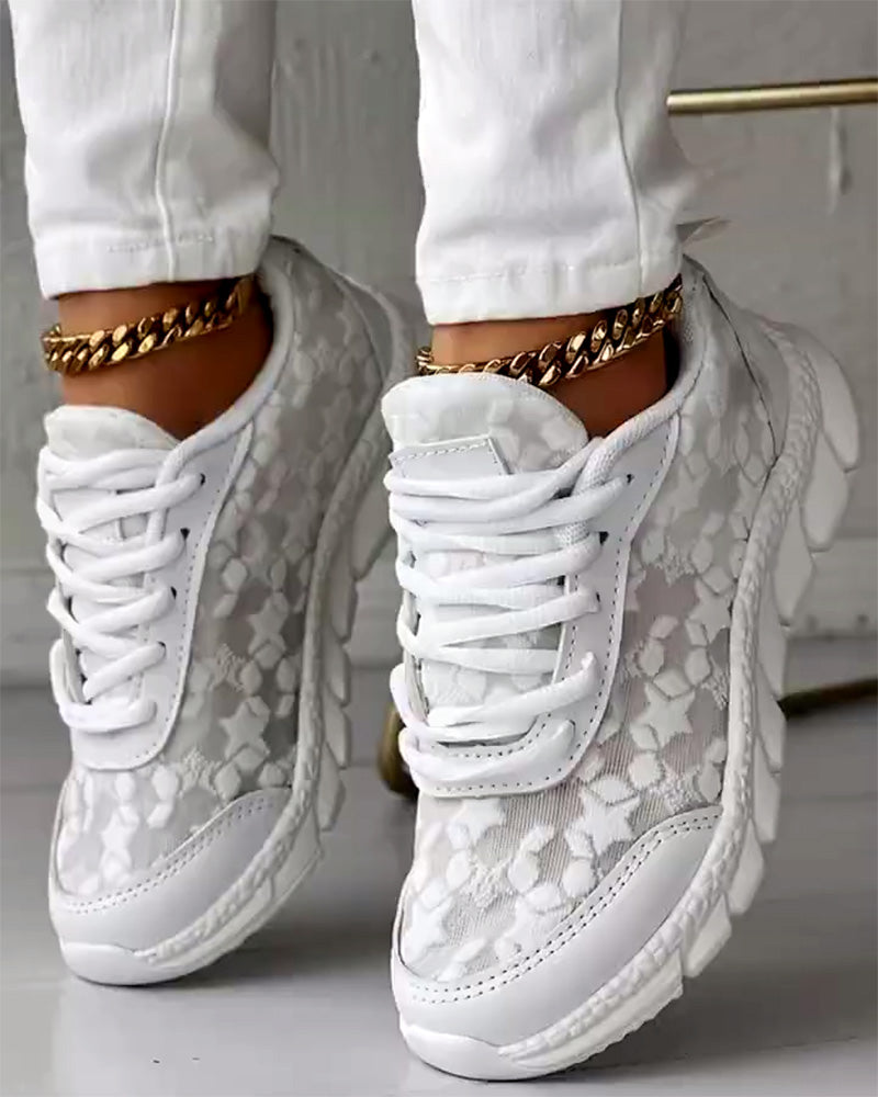 Enkle ensfargede pustende sneakers med snøring