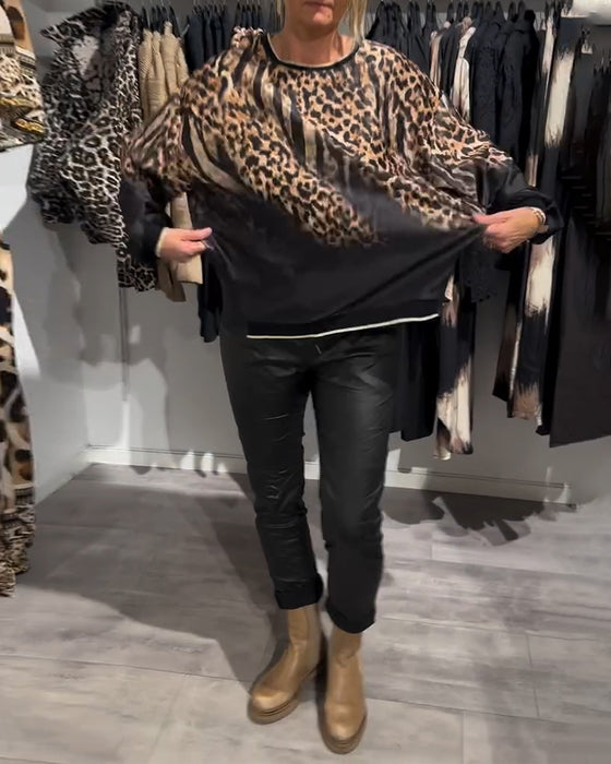 Uformell bluse med rund hals i leopardmønster