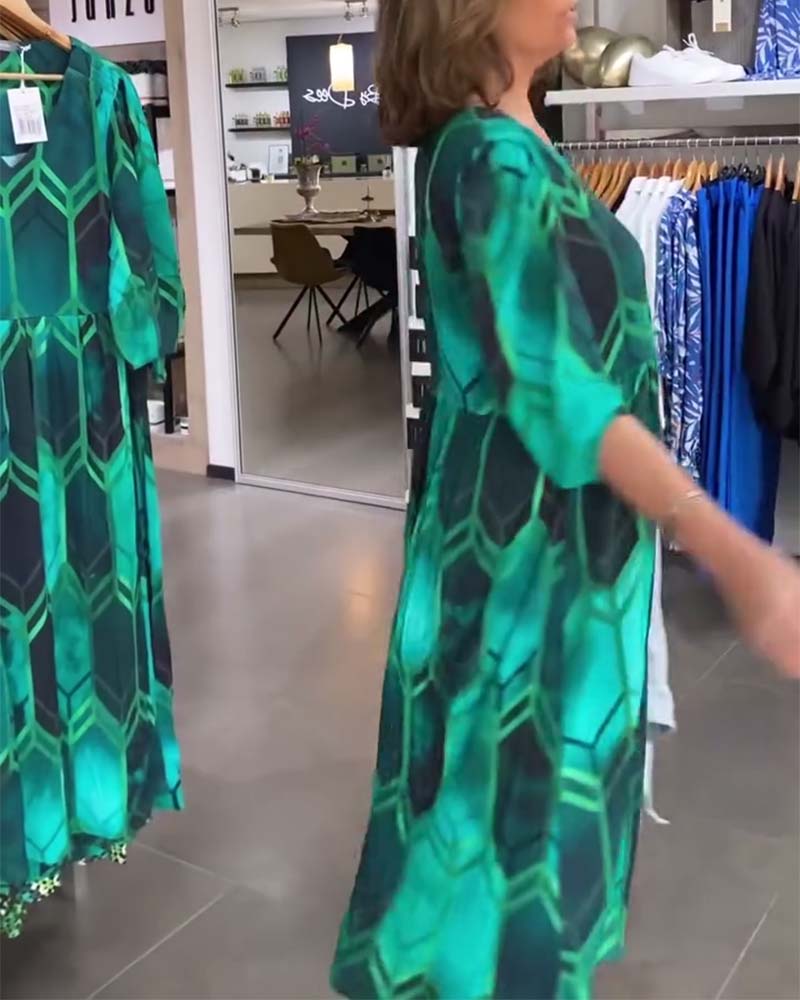 Trekvart ermet kjole med V-hals