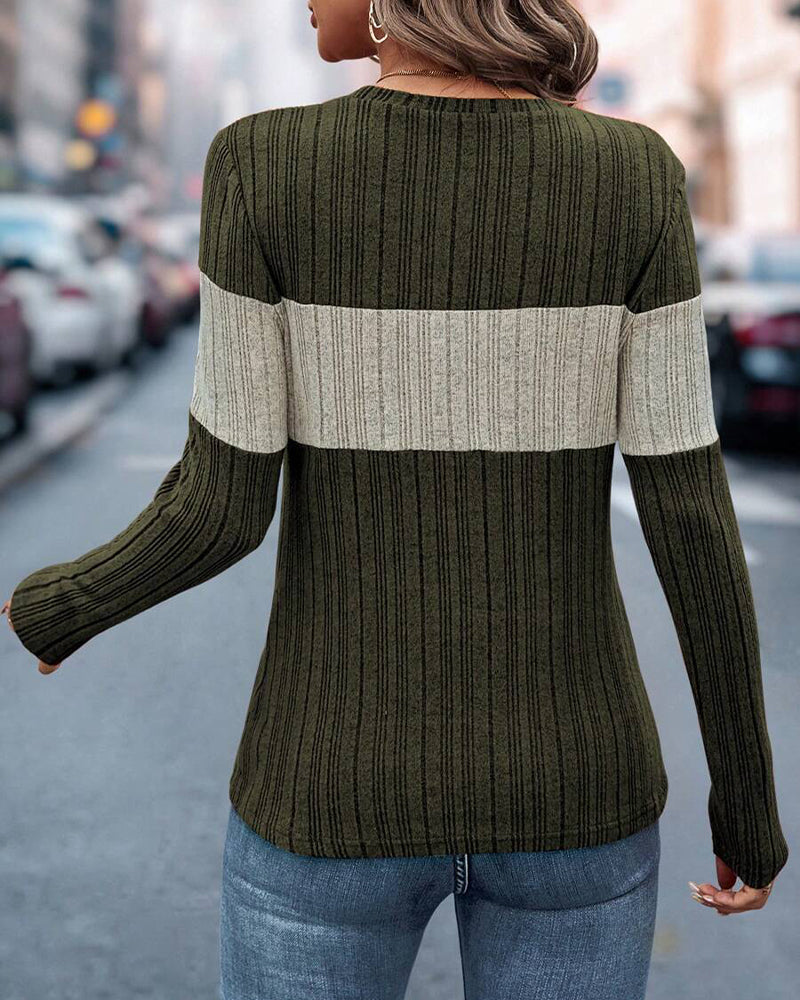 Uformell topp med rund hals med fargeblokktrykk