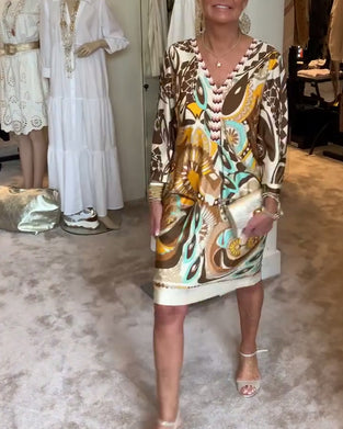 V-hals avslappet kjole med retrotrykk