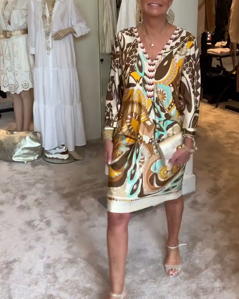 V-hals avslappet kjole med retrotrykk