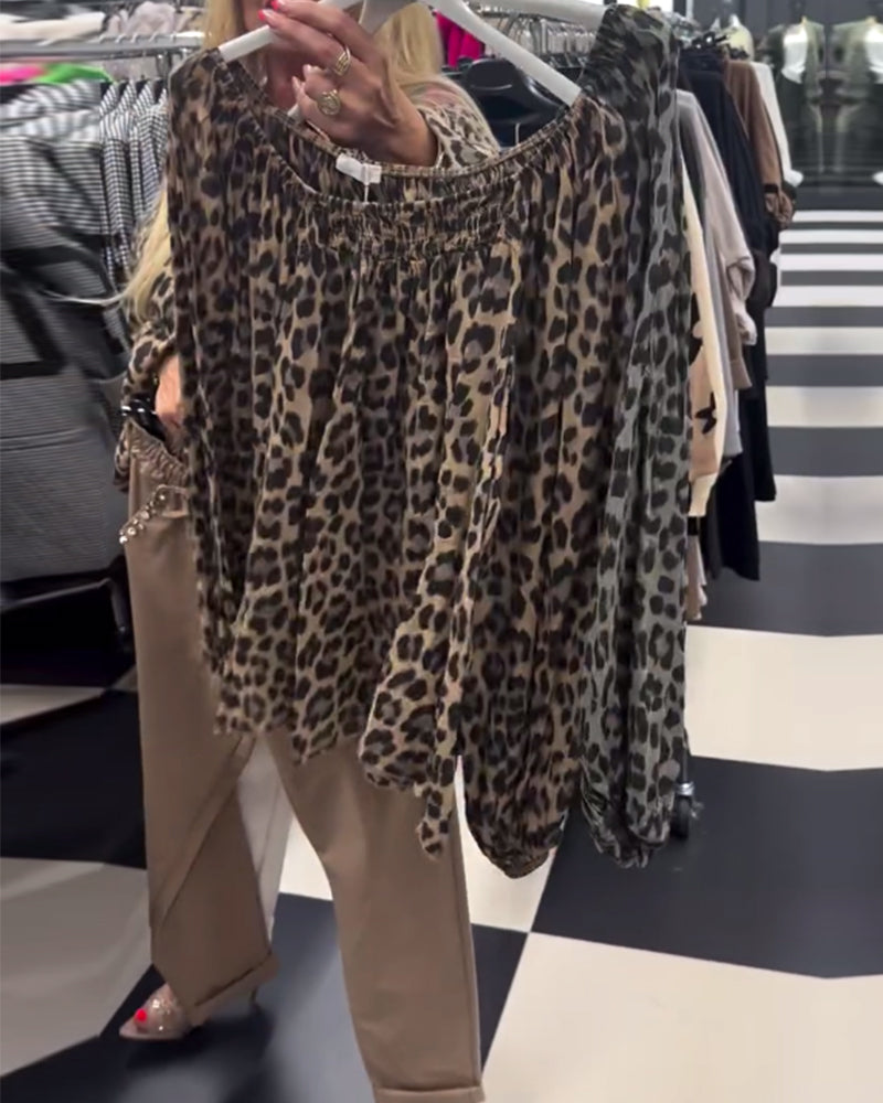 En skulder motebluse med leopardmønster