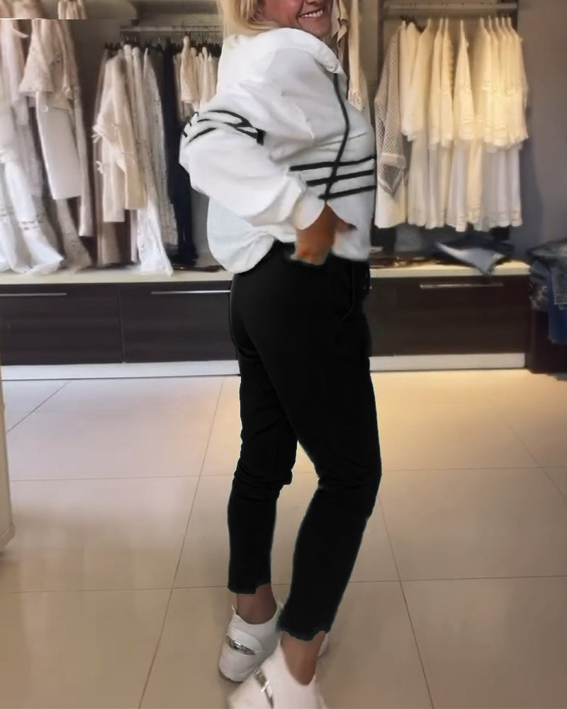 Uformelt sett med hettegenser med stripetrykk