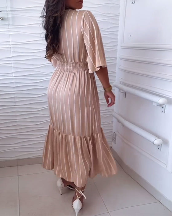 Uformell kjole med stripetrykk og snøring