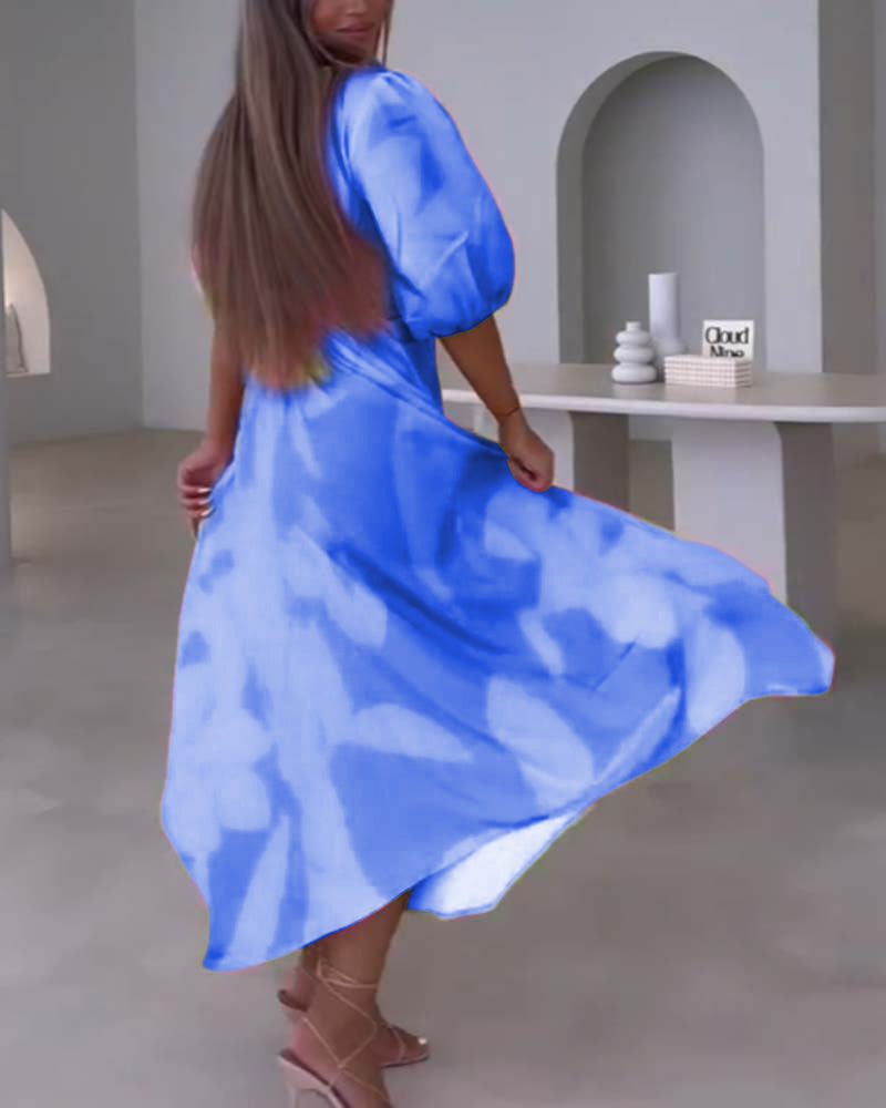 Elegant kjole med dyp V halvermet trykt