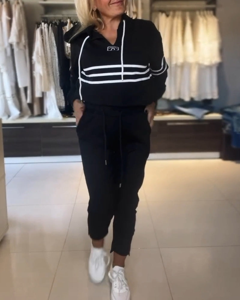 Uformelt sett med hettegenser med stripetrykk