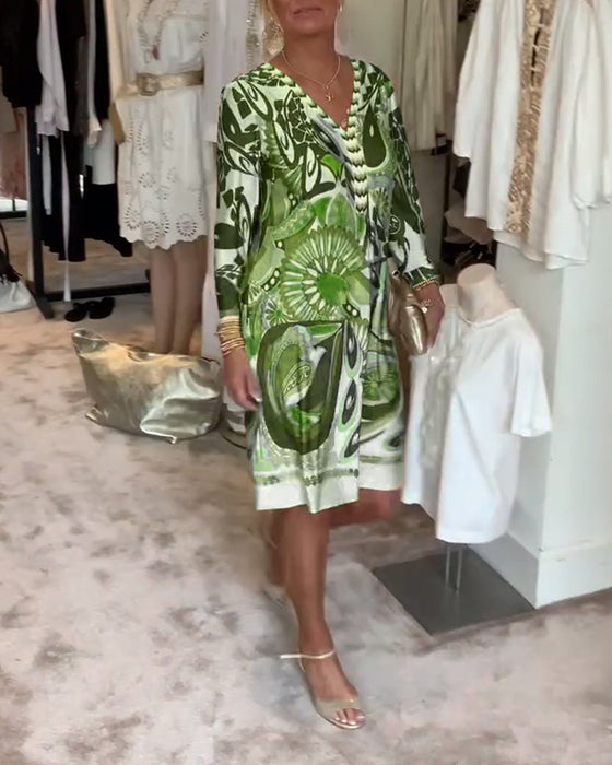 V-hals avslappet kjole med retrotrykk