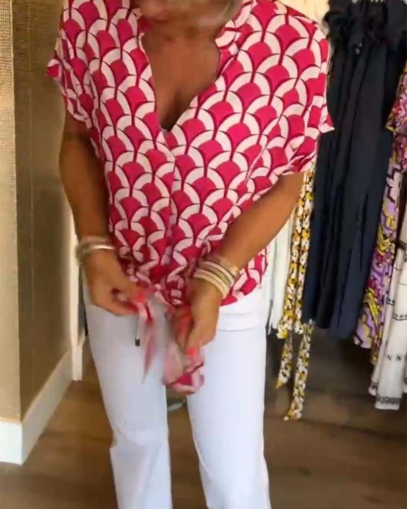 Uformell trykt topp med korte ermer og V-hals