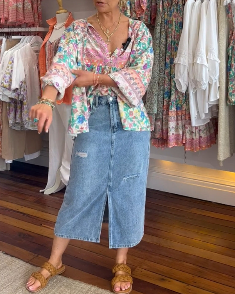 En fargerik bluse med blomstertrykk