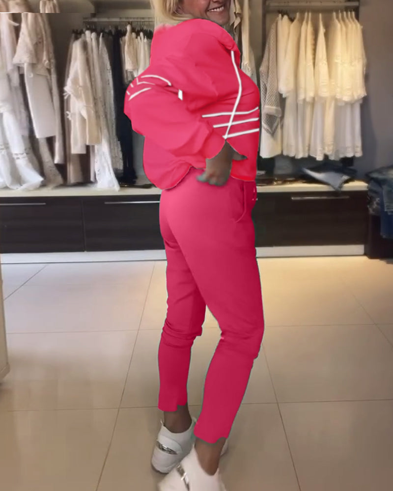 Uformelt sett med hettegenser med stripetrykk