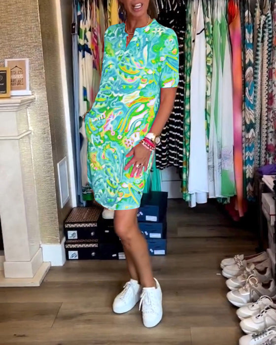 Kjole med lommer og trykk og korte ermer