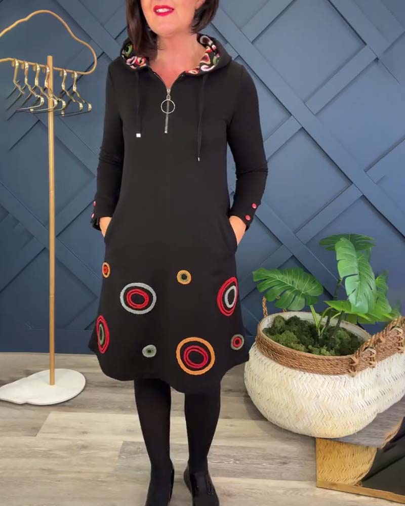 Uformell kjole med hette og hette med sirkeltrykk