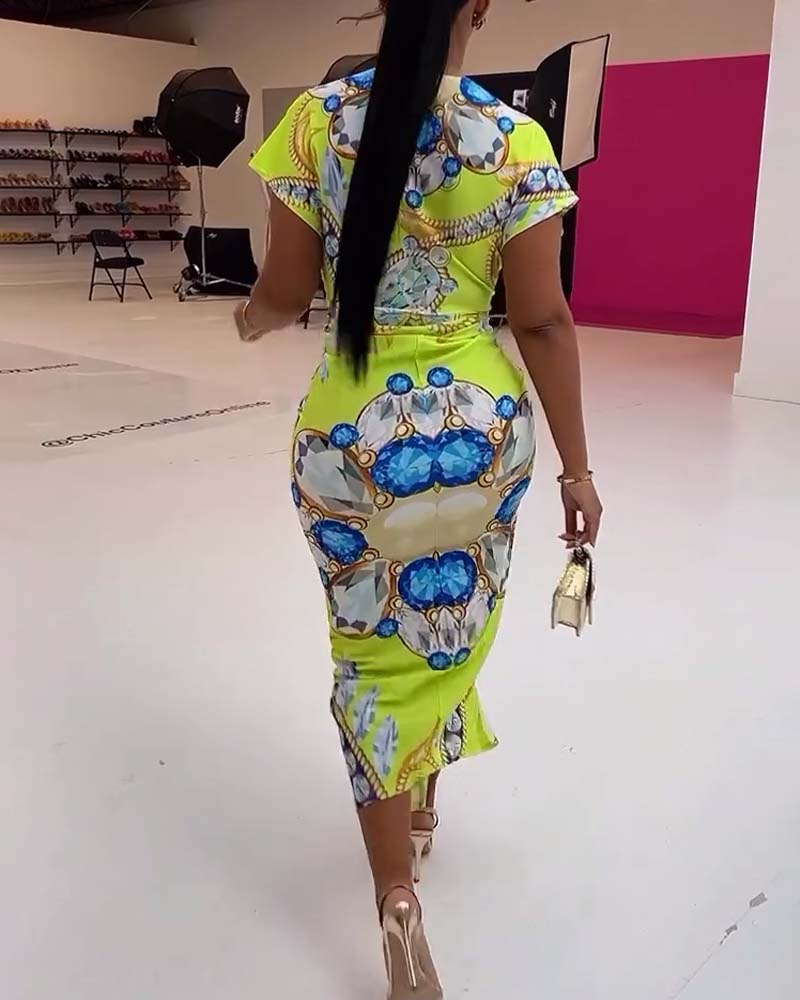 Kjole med dyp V spalt i midjen