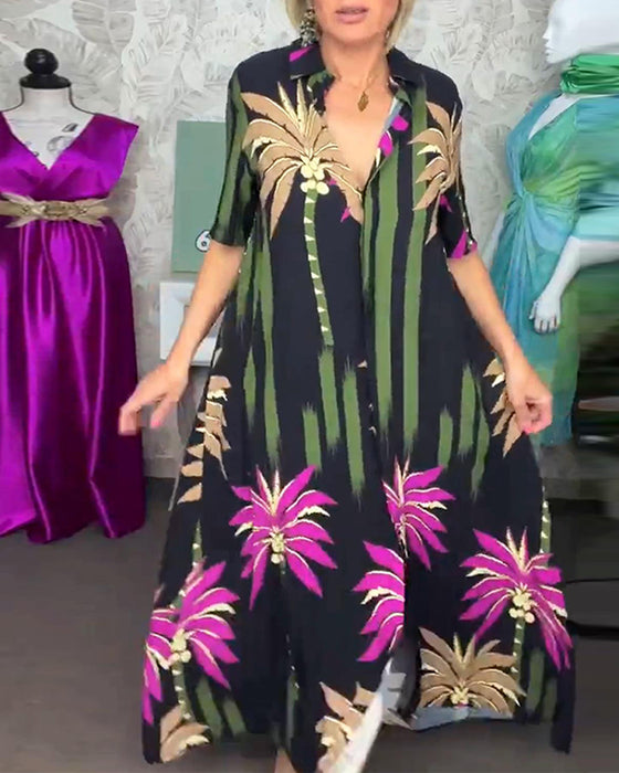 Uformell løs kjole med kortermet splitt med bladtrykk