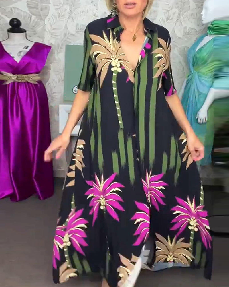 Uformell løs kjole med kortermet splitt med bladtrykk