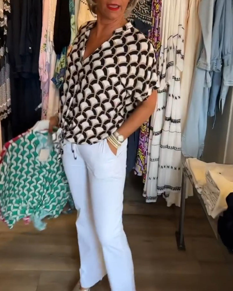 Uformell trykt topp med korte ermer og V-hals