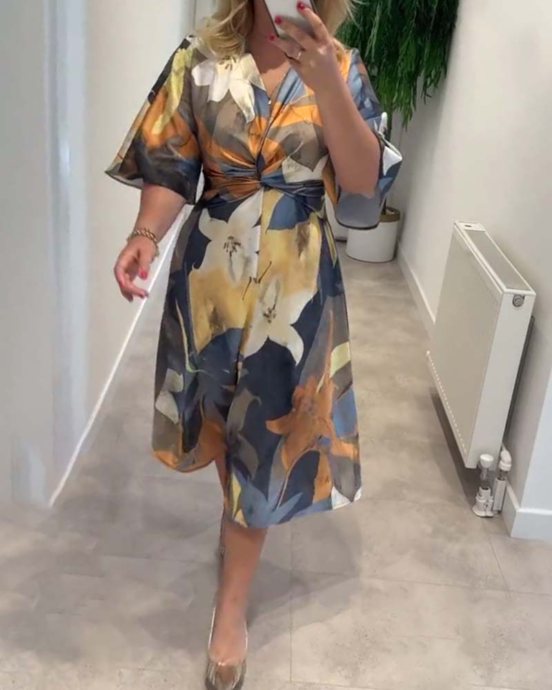 Elegant kjole med v-hals med blomstertrykk