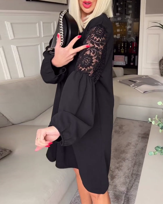 Elegant V-hals, hul langermet kjole med blonder