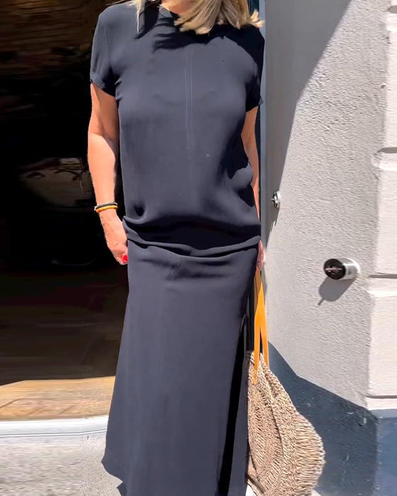 Elegant kjole med korte ermer i ensfarget