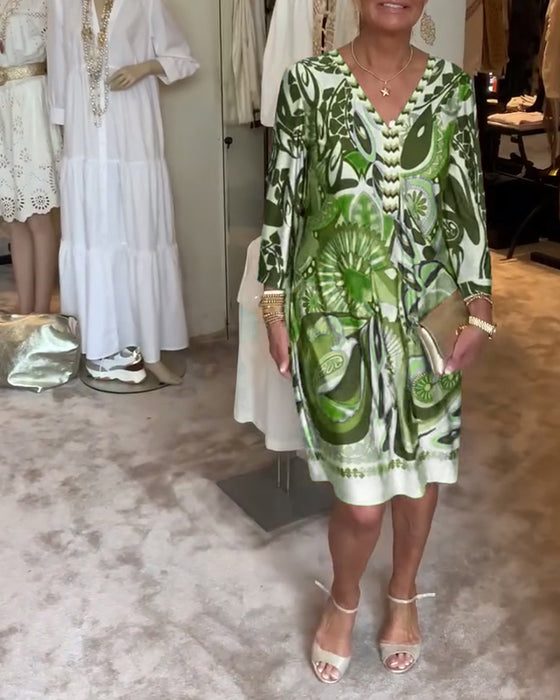 V-hals avslappet kjole med retrotrykk