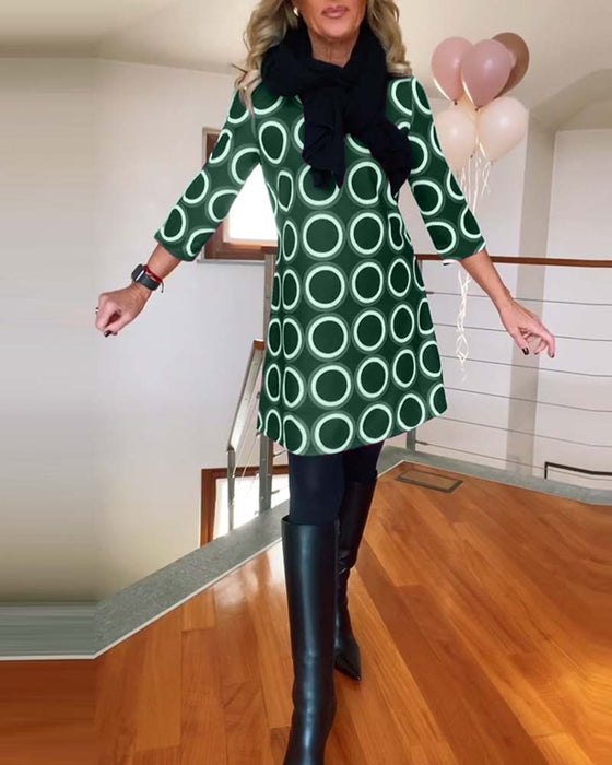 Uformell kjole med rund hals med sirkeltrykk