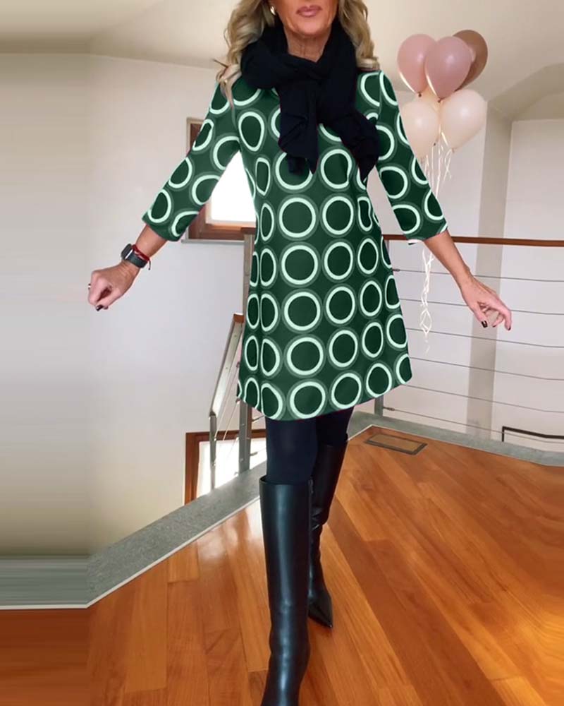 Uformell kjole med rund hals med sirkeltrykk