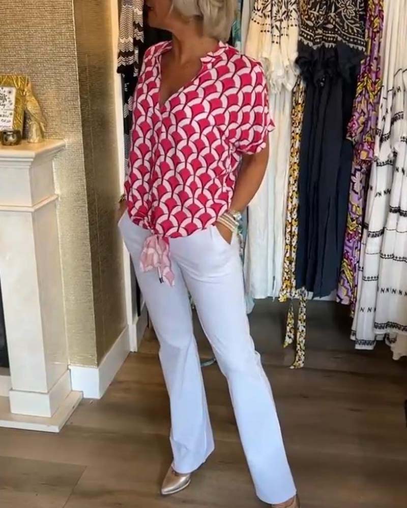 Uformell trykt topp med korte ermer og V-hals