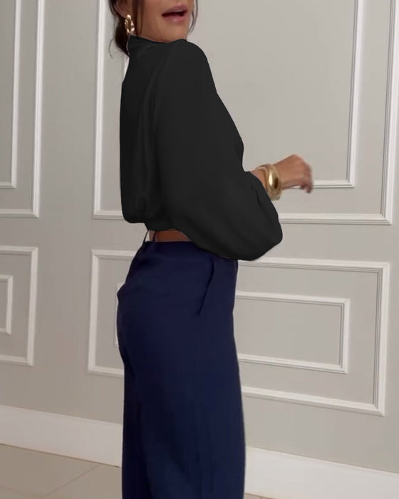 Mote ensfarget bluse med V-hals med lanterne