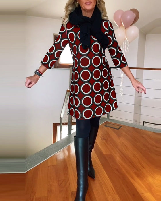 Uformell kjole med rund hals med sirkeltrykk