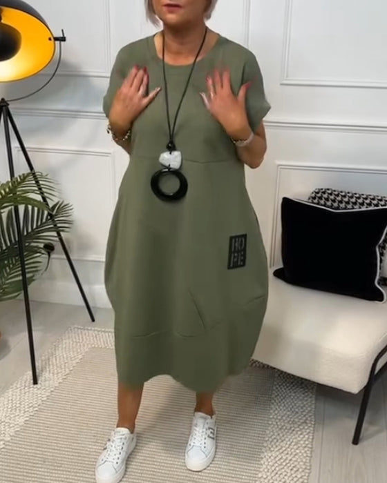 Enkel kortermet uformell kjole med bokstavtrykk