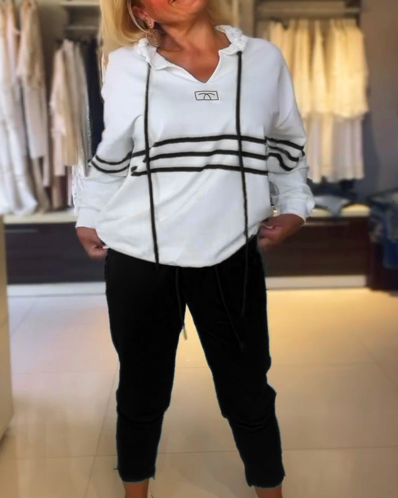 Uformelt sett med hettegenser med stripetrykk