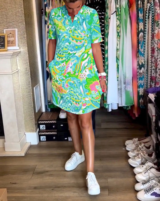 Kjole med lommer og trykk og korte ermer