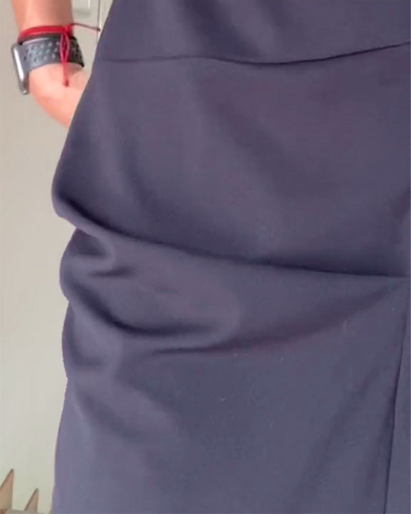 Plissert ensfarget elegant kjole med rund hals