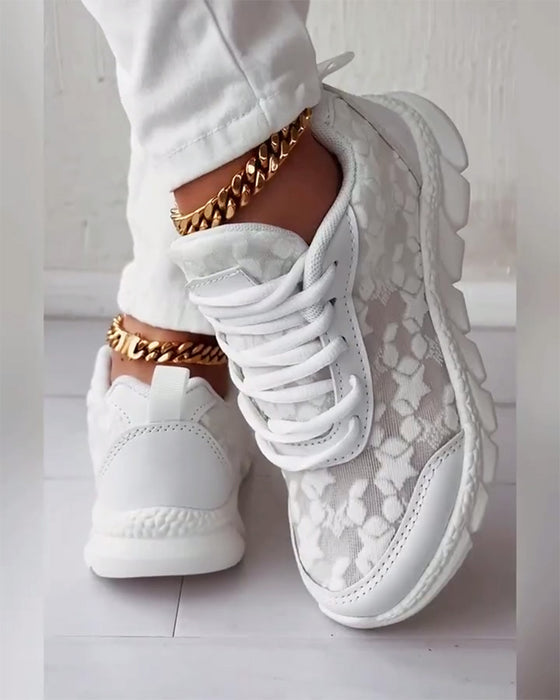 Enkle ensfargede pustende sneakers med snøring