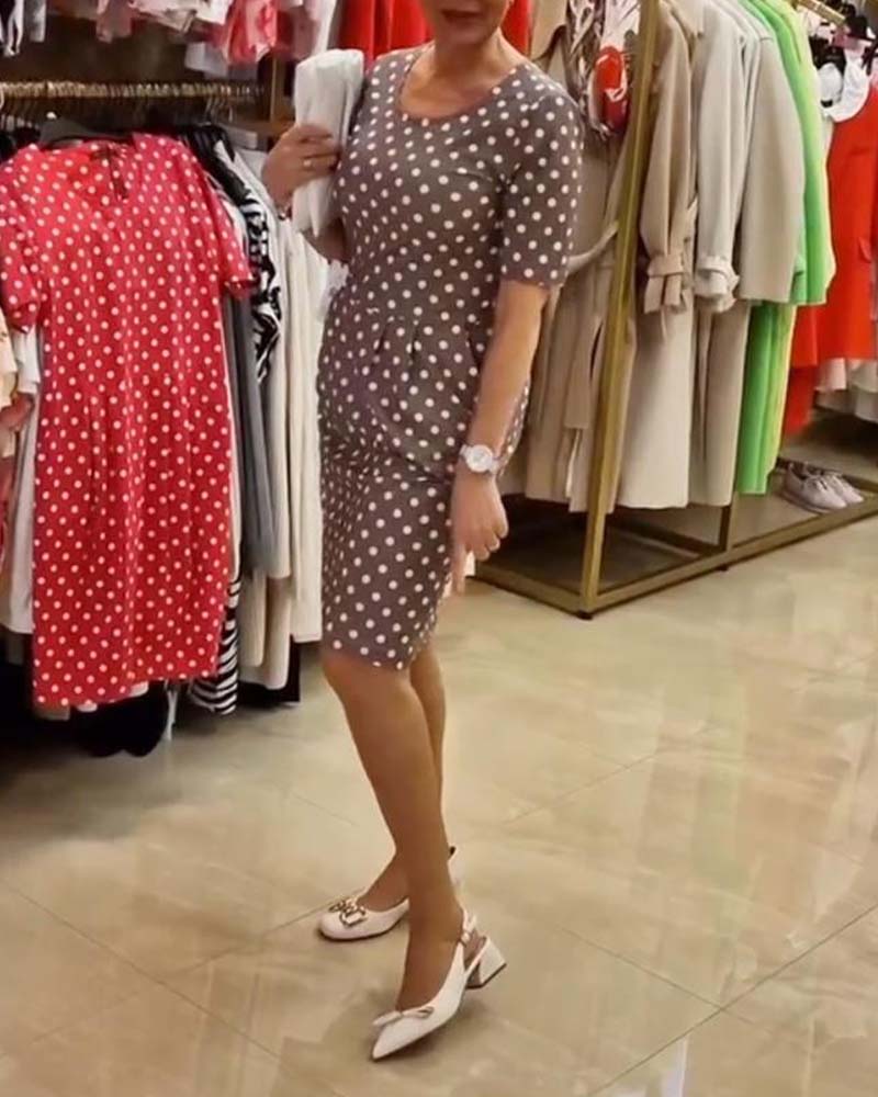 Kortermet kjole med rund hals med prikker