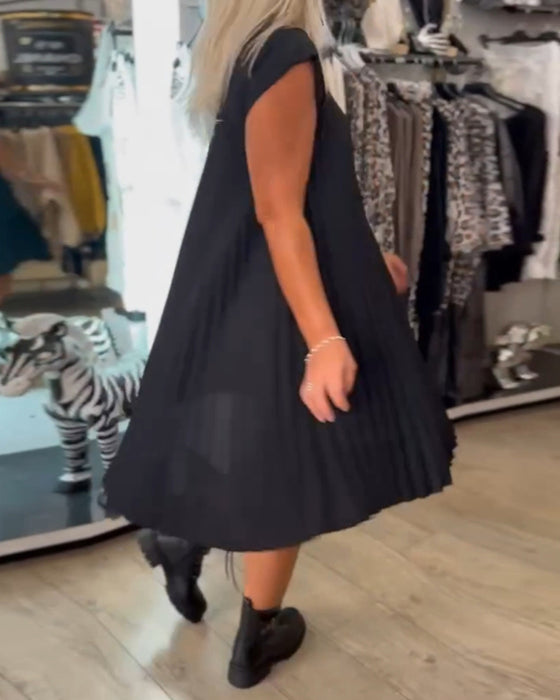 Ensfarget plissert uformell kjole med rund hals