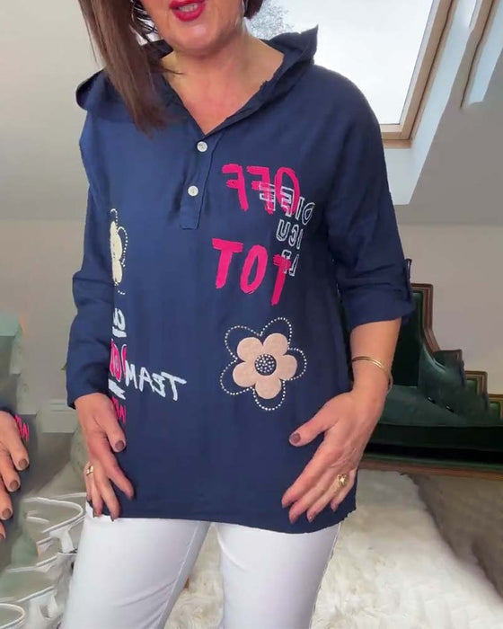 Uformell brodert topp med hette med lange ermer med blomsterbokstaver