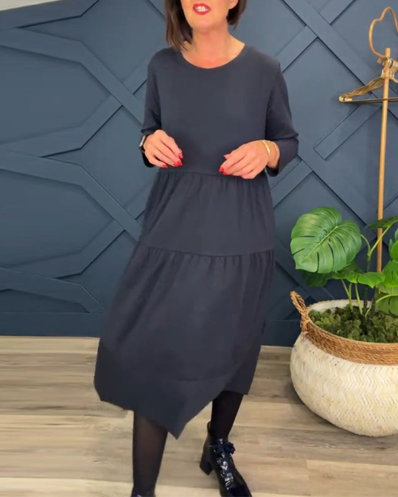 Uformell ensfarget patchworkkjole med rund hals