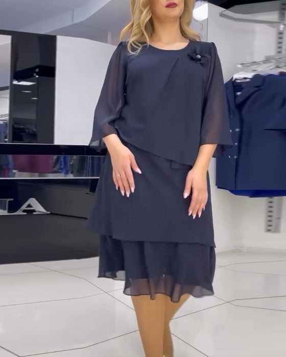 Elegant ensfarget kjole med uregelmessig patchwork